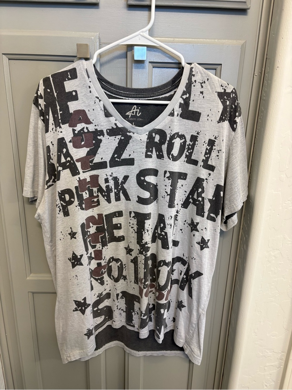 Men’s Authentic Icon Short Sleeve Graphic V Neck Tee